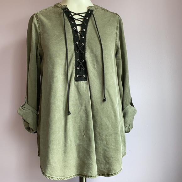Express V-neck Shirt in Green - Picture 6 of 10